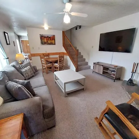 Valley Condo 101 Creekside - End Unit - Wi-Fi - Hot Tub - Fireplace - Washer - Dryer - Playground
